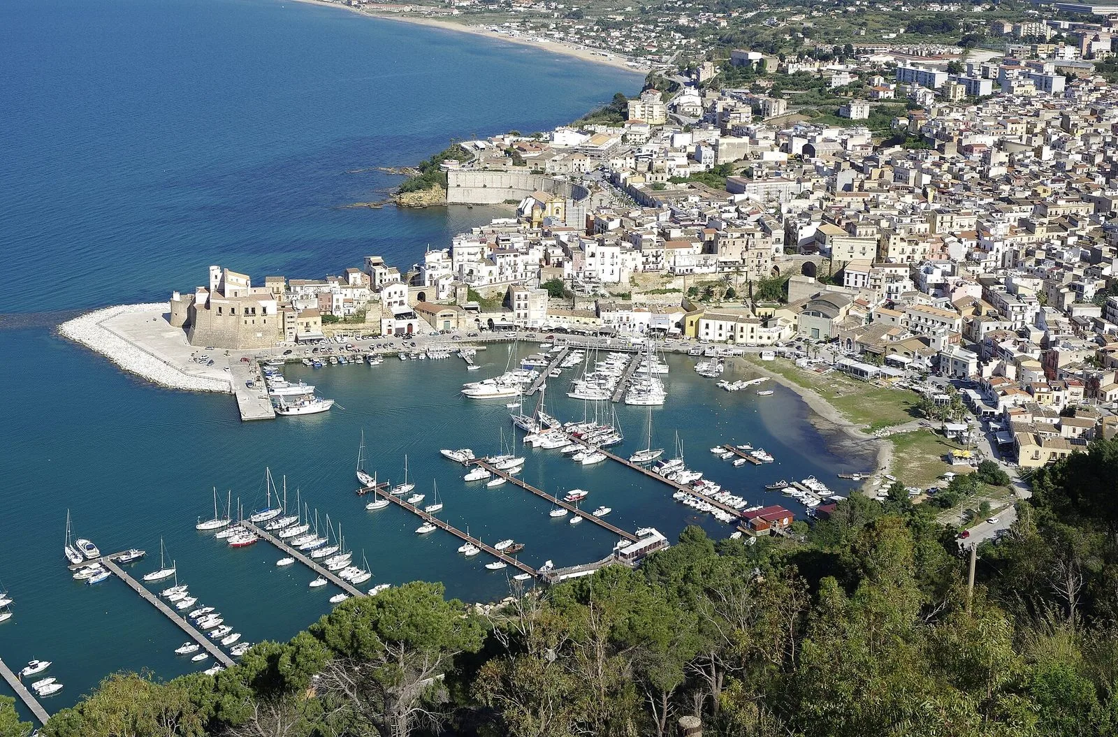 Il porto e il castello di Castellammare del Golfo visti dall'alto