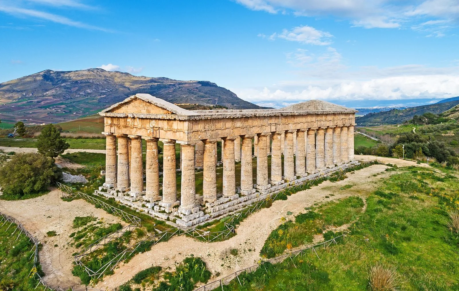 Il tempio dorico di Segesta con le sue trentasei colonne, sul pianoro tra le colline
