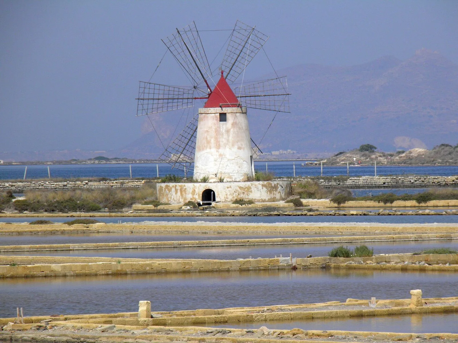 Un mulino a vento sulle saline della costa trapanese